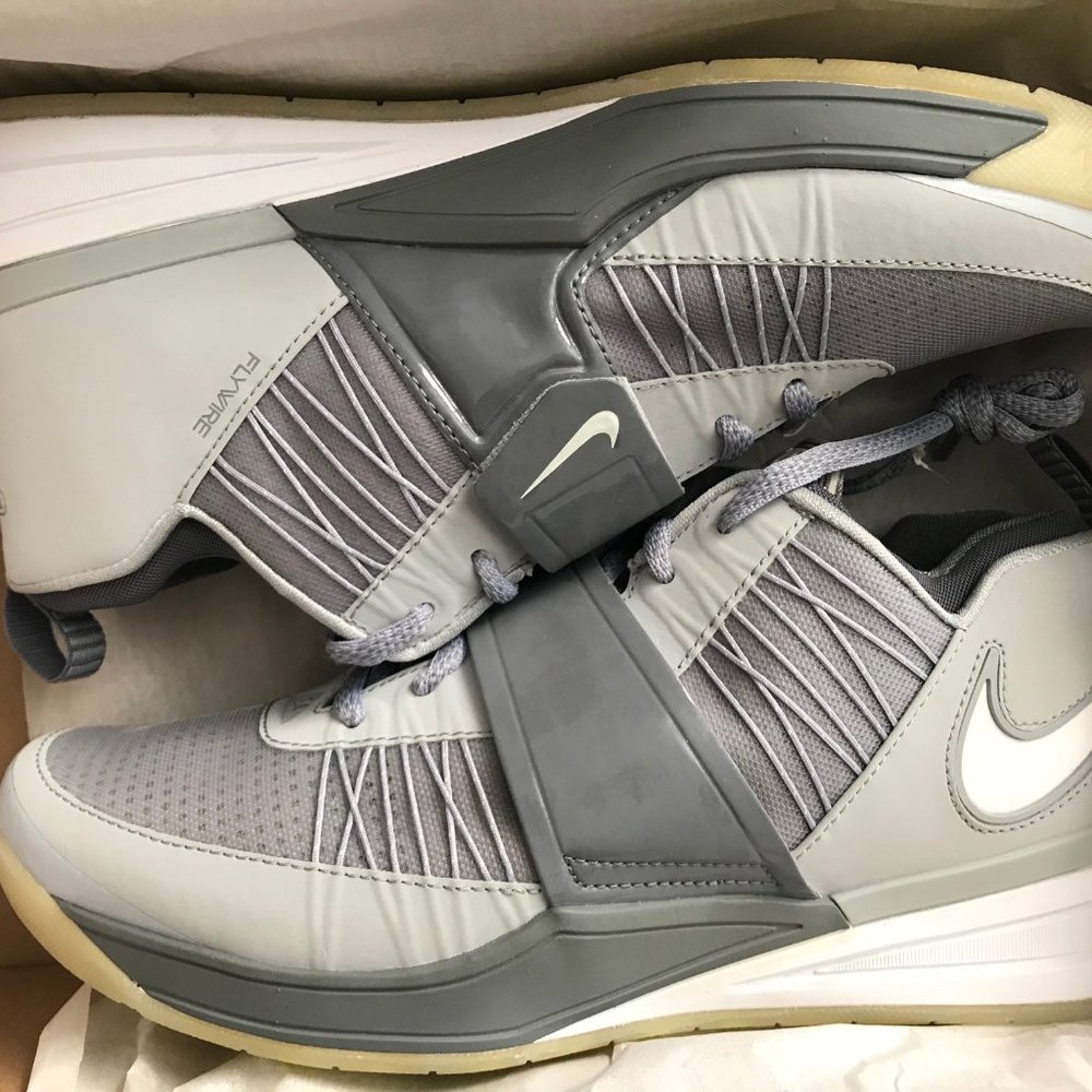 Brand New Nike Zoom Revis SZ 8.5 NIB